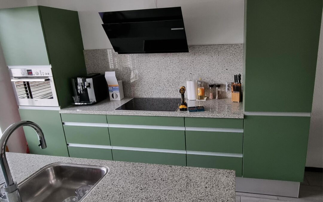Keukenkastjes wrappen: prijzen en direct besparen in 2025